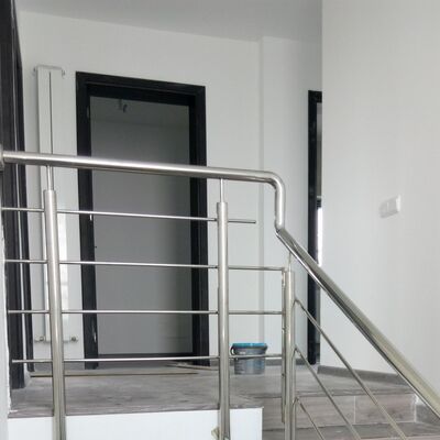 Gomito per corrimano corto in acciaio inossidabile SS201, SS304 e SS316 a 90° per tubi tondi da 25,4–50,8 mm